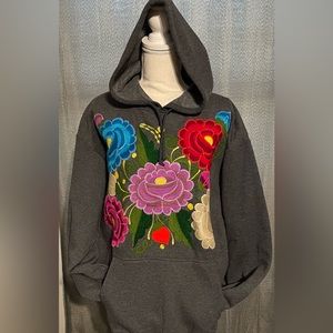EMBROIDERED SWEATSHIRT